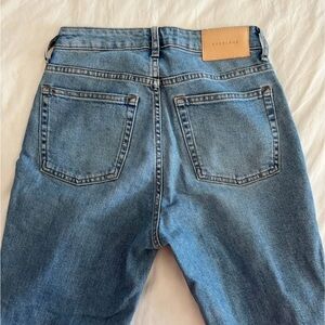 Everlane the curvy cheeky Jean 25 regular medium wash